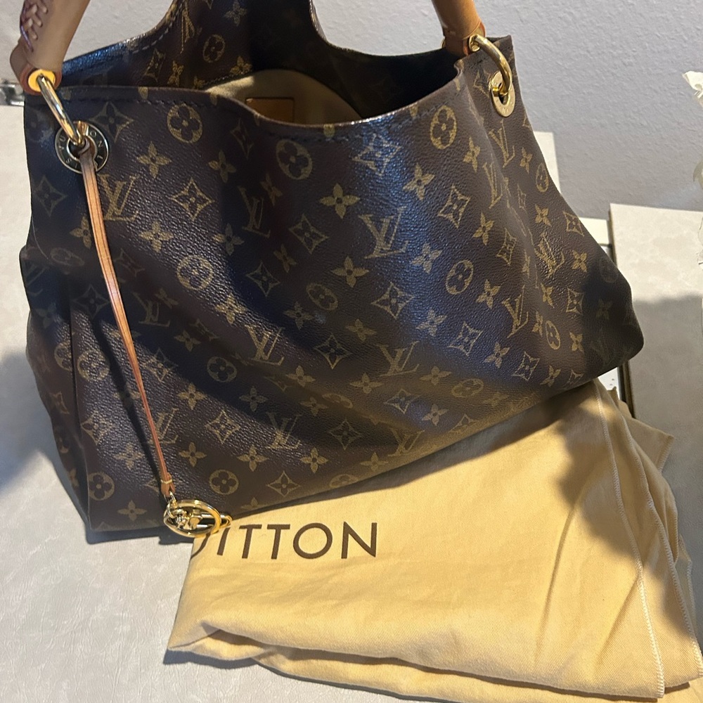 LV Artsy used only few times in pristine condition No Scratches No Stains